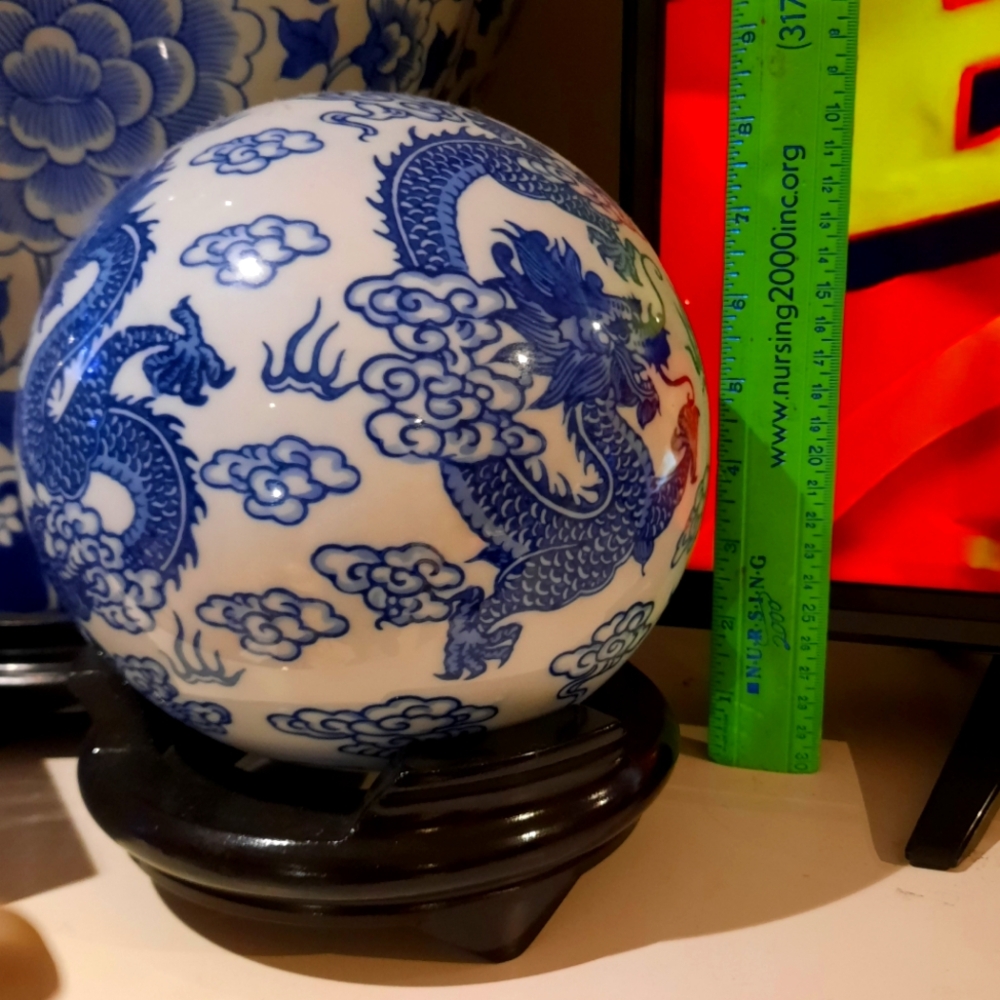 NWT AUTHENTIC GENUINE BLUE AND WHITE LARGE BALL ON STAND BOMBAY & COMPANY DECOR